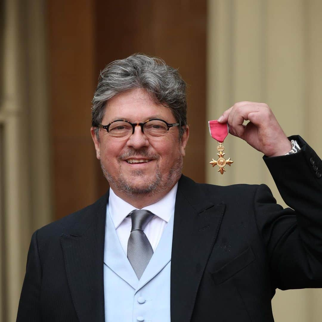 ロイヤル・ファミリーさんのインスタグラム写真 - (ロイヤル・ファミリーInstagram)「At today's Investiture ceremony, The Duke of Cambridge presented Plastic Surgeon Professor Simon Kay with an OBE for his work in complex reconstructive hand surgery. Professor Kay led the team of surgeons who performed the UK's first double hand transplant in 2016.  Also today, Dame Glenda Bailey received a Damehood for services to the @welcometogreat campaign and UK prosperity, charity, fashion and journalism and Sir Alexander Halliday was knighted for services to science and innovation.  London-based artist Yinka Shonibare collected his CBE and Rabbi Warren Elf was awarded an MBE for services to the community in Manchester.  Congratulations to all of today’s Investiture recipients! 📸PA」5月9日 23時48分 - theroyalfamily