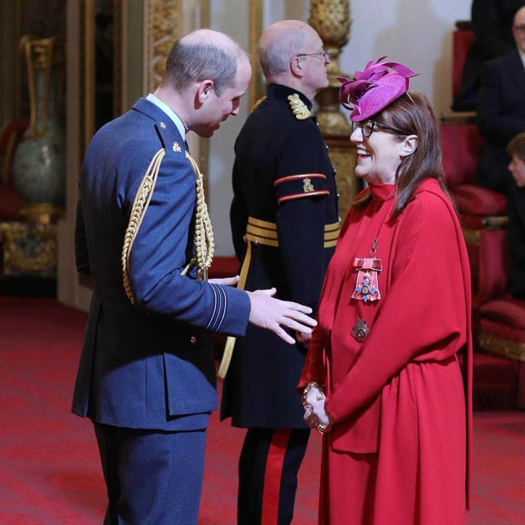 ロイヤル・ファミリーさんのインスタグラム写真 - (ロイヤル・ファミリーInstagram)「At today's Investiture ceremony, The Duke of Cambridge presented Plastic Surgeon Professor Simon Kay with an OBE for his work in complex reconstructive hand surgery. Professor Kay led the team of surgeons who performed the UK's first double hand transplant in 2016.  Also today, Dame Glenda Bailey received a Damehood for services to the @welcometogreat campaign and UK prosperity, charity, fashion and journalism and Sir Alexander Halliday was knighted for services to science and innovation.  London-based artist Yinka Shonibare collected his CBE and Rabbi Warren Elf was awarded an MBE for services to the community in Manchester.  Congratulations to all of today’s Investiture recipients! 📸PA」5月9日 23時48分 - theroyalfamily