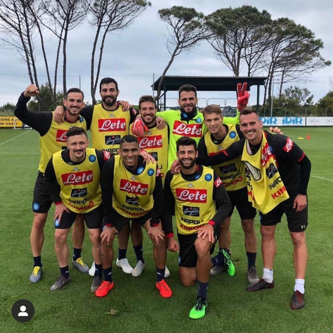 アルカディウシュ・ミリクのインスタグラム：「Teamspirit 👌 #training #ForzaNapoliSempre #Napoli  #football」