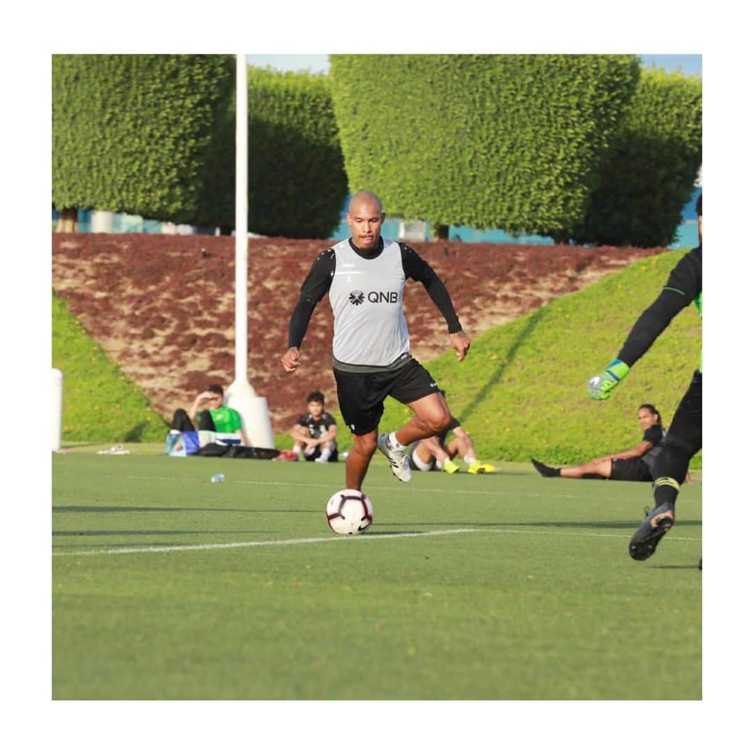 ナイジェル・デ・ヨングのインスタグラム：「“When you finishing training of in style” - Swipe ——> 😁🤘🏽#Dedication #Lovethisgame」