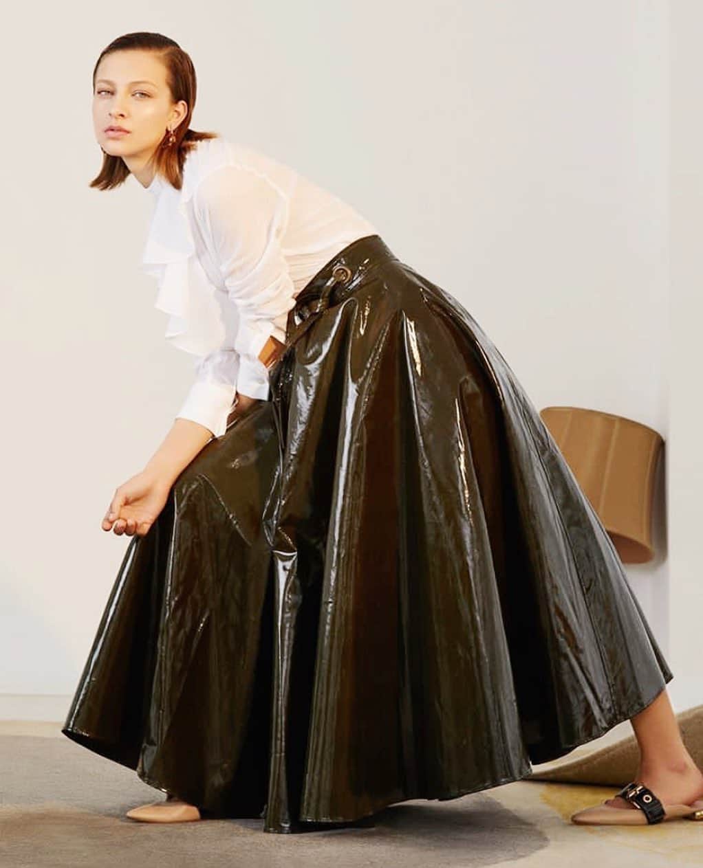 マーティン グラントのインスタグラム：「MARTIN GRANT Khaki vinyl Skirt, Spring Summer 2019 Collection Look 5. Regrammed from @harveynicholshk」