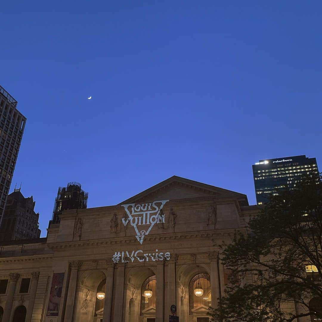 薮下柊さんのインスタグラム写真 - (薮下柊Instagram)「New York public library に昨夜 #lvcruise の文字が浮かびあがってたっ : : : #nyc  #ニューヨーク #louisvuitton  #newyorkpubliclibrary」5月9日 23時59分 - __yabushita_shu__