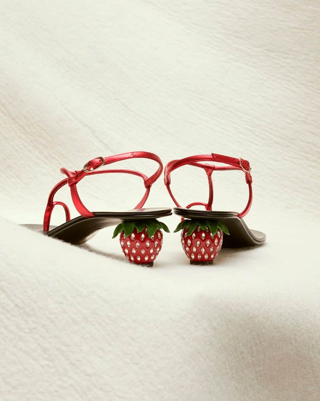 Giuseppe Zanotti Designさんのインスタグラム写真 - (Giuseppe Zanotti DesignInstagram)「Ripe for the picking. Introducing the FRAGOLA—that’s Italian for “strawberry” because we can’t think of a more stylish way to enjoy summer fruit. #GiuseppeZanotti #GZSS19」5月10日 0時00分 - giuseppezanotti