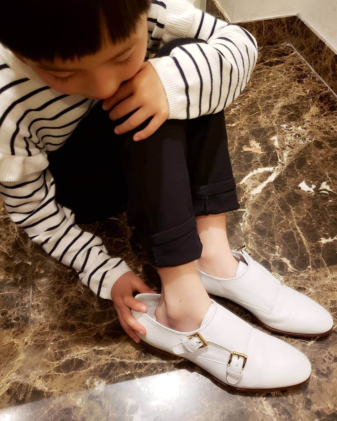 佐藤純さんのインスタグラム写真 - (佐藤純Instagram)「玄関で娘が私の靴をそっと履いていた。  私も小さい頃、母のコツコツと鳴るヒールの音に憧れて同じことをしていたことを思い出した。 ｢大きくなったら、その靴あげようか？😊｣ ｢うん😆💕｣ @santoniofficial  そーいえば…主人のお義母さんが今から40年前に主人が小学生の頃にお世話になっていた当時20才の大学生に革靴をプレゼントしたそうです。  その大学生は、それから30年その革靴を大事に大事に履き、私達の結婚式にその革靴を履いて出席してくださいました。  素敵な靴は、何十年たっても素敵なんだなぁ。。。 娘が大きくなったらこの靴あげるね！の約束。  10年後？20年後？  そんな日が今から楽しみ😊  #MothersDay2019 #SantoniTokyo #Santonishoes #Santoni  #サントーニ #shoes #靴 #母 #母の思い出 #娘 #娘との約束 #親子 #ママ#ママモデル#モデル #mama #mamamodel #model」5月10日 0時04分 - junsatoidea