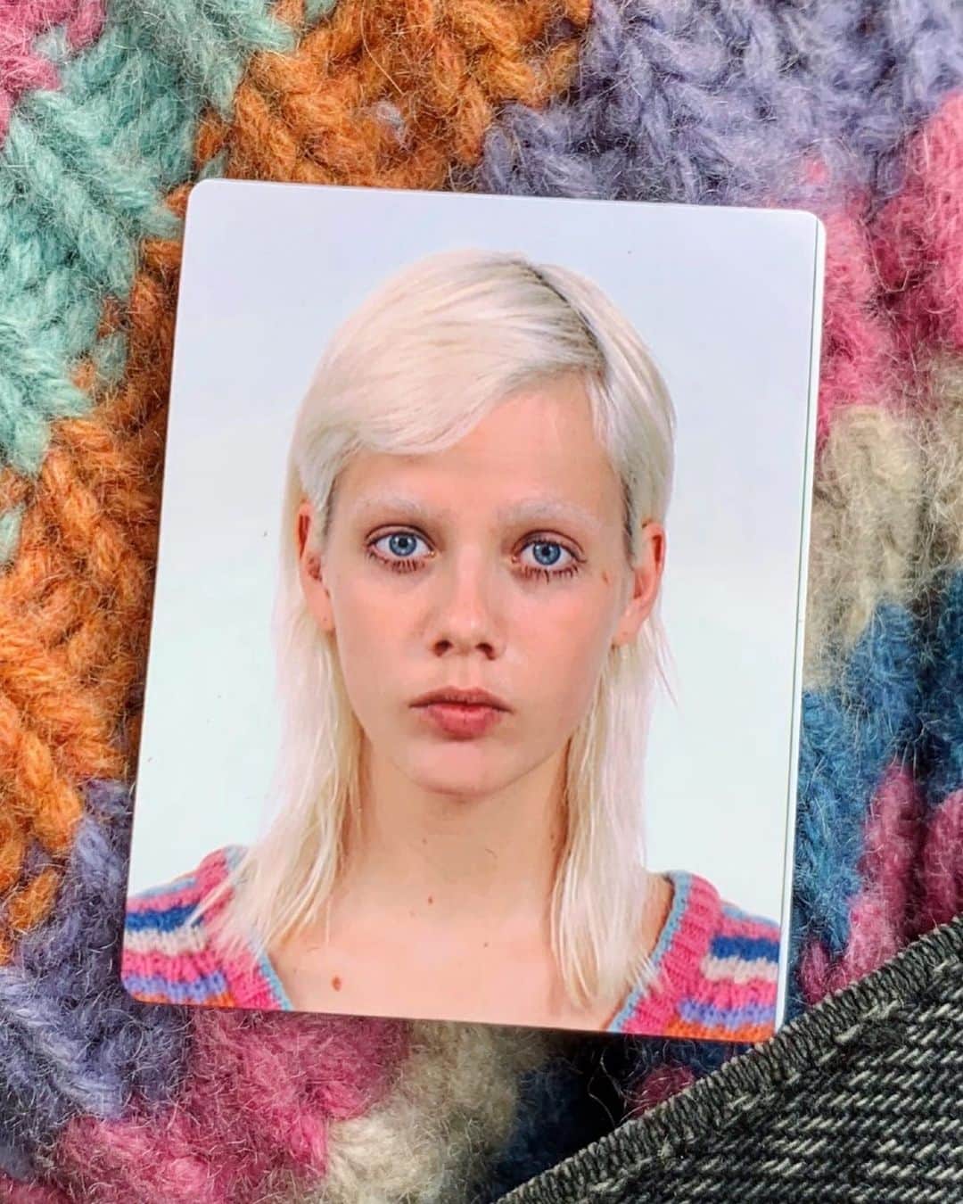マリヤン・ジョンクマンのインスタグラム：「Tried to look hot on a passport/visa picture but failed again. Shoutout to everyone who did succeed once. 🧸」
