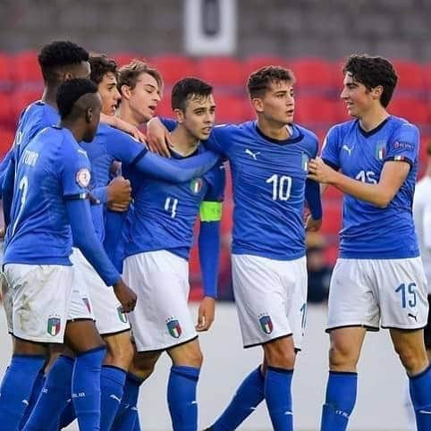 サッカーイタリア代表さんのインスタグラム写真 - (サッカーイタリア代表Instagram)「#Under17🇮🇹 Campionato Europeo: con la Spagna🇪🇸 in palio il primo posto del girone, la gara in diretta su #RaiSport @raisport ➡️ L'articolo: www.figc.it  #VivoAzzurro #U17EURO」5月10日 0時07分 - azzurri