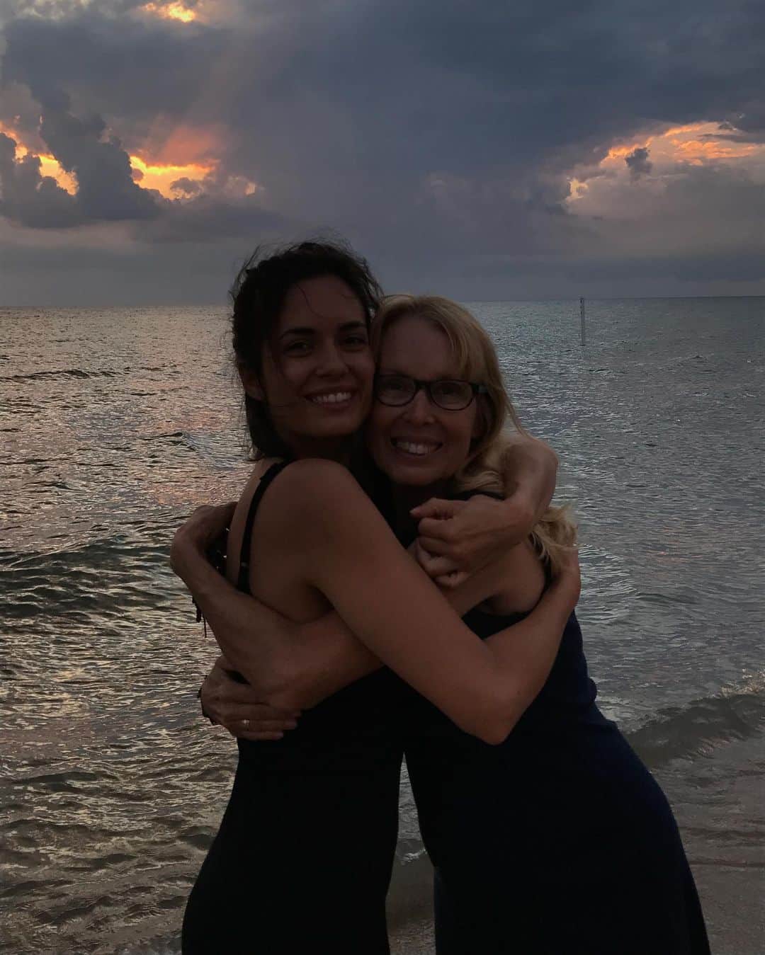 トーレイ・デヴィートのインスタグラム：「Happy birthday to the best mom out there! I love you, Mama! ❤️🌟😍」