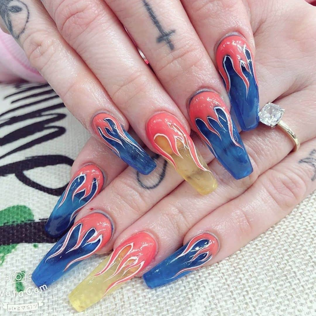 サラ・ハドソンさんのインスタグラム写真 - (サラ・ハドソンInstagram)「Possessed by my flaming hot whore nails! 🔥」5月10日 0時13分 - sarahhudsonxx