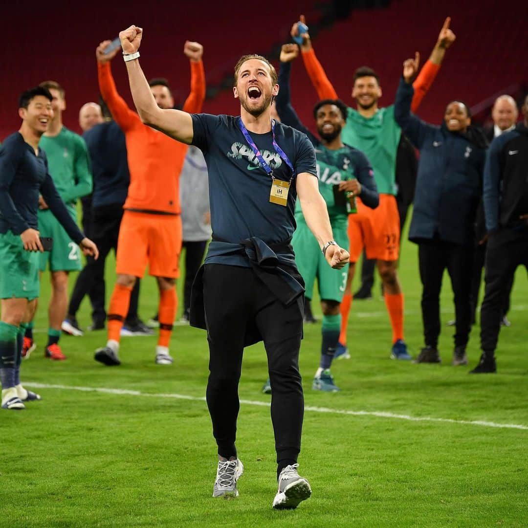 トッテナム・ホットスパーFCさんのインスタグラム写真 - (トッテナム・ホットスパーFCInstagram)「Glad you made the trip, @harrykane? 😎 #OneOfOurOwn #COYS」5月10日 0時16分 - spursofficial