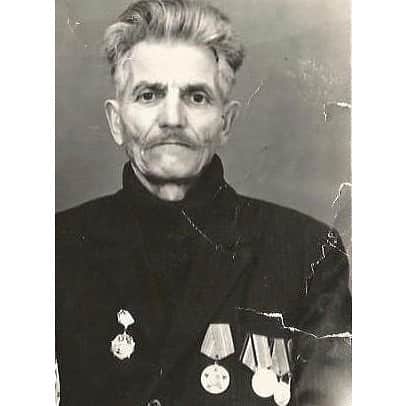 ヴラダ・ロスリャコヴァのインスタグラム：「My Great Grandfather Michail Tarasov🙏🙏🙏🙏🙏🙏🙏🙏🙏стихотворениe написано автором из воспоминаний о разговорах с моим прадедушкой. 💐 Я не хожу на  утренники в школу, Чтоб ложу ветеранов "украшать", Хоть каждый год весной, для протокола, Меня не забывают приглашать.  Теряюсь я, когда, при всём народе, Мне задаёт вопросы пионер Об орденах, что заслужил на фронте И о моих медалях. Например,  Мне сложно объясниться - как награду Я получил за Курскую дугу, Врать не хочу, а горестную правду Рассказывать детишкам не могу.  Рассказ о Курске – горькая пилюля. Мне в сорок третьем быть там "повезло" С шестнадцатого жаркого июля И по двадцать четвёртое число.  Там, загнанная в гиблые болота, Удерживая вражеский напор, Уткнулась мордой матушка пехота В брусничный малахитовый ковёр.  Ведь не расскажешь детям, в самом деле, Как умер Сашка, корчась и хрипя. Как девять дней мы ничего не ели, Не спали и ходили под себя.  Как к нам приполз посыльный от комбата, Приказ о награждении достал, Привстал, спросил – "Ну как вы тут, ребята?" И снайперскую пулю схлопотал.  Как немцы вновь и вновь атаковали Спокойно, методично, день за днем, А в паузах в болото трамбовали Нас миномётным навесным огнём.  Как, ползая вдоль нашей обороны, Я, сквозь голодный, войлочный туман, Среди червей выискивал патроны В карманах неживых однополчан.  Спустя неделю мне уже казалось, Что пролежу в болоте до седин, Что никого в России не осталось И я воюю с немцами один.  В конце, уже без ориентировки, Стрелял по силуэтам вдалеке. Остались от меня – прицел винтовки, Да напряженный палец на курке…  Так я и бился с немцем – по-пластунски. И мне ужасно стыдно оттого, Что для победы под Великим Курском Я, в сущности, не сделал ничего.  Смотрю, как рассуждает о наградах Какой-нибудь седой, почтенный муж, Как истреблял он тысячами гадов Из пулемётов, танков и катюш,  Как гордо, боль и страх превозмогая, Громил он ненавистного врага. Наверное ещё одна, другая, Была в России Курская дуга.  Автор: Леонид Васильевич Серый」