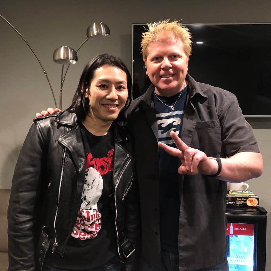 小林尊のインスタグラム：「@offspring Dexter  MILLION MILES AWAY from @maggiechatter ✌️☠️ ロックスター  マギーから100マイル離れた所  #offspring #オフスプ #オフスプリング #rockstar #ロックバンド  #competitiveeaters #フードファイター #takerukobayashi #小林尊 #大胃王」