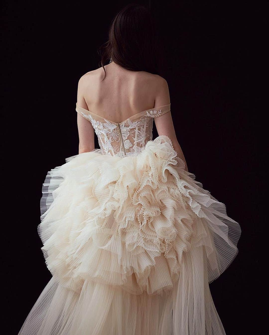 Galia Lahavさんのインスタグラム写真 - (Galia LahavInstagram)「Volume game is on | Blush and Ivory voluminous sculptural train made of pleated tulle spirals #GLCouture」5月10日 0時27分 - galialahav