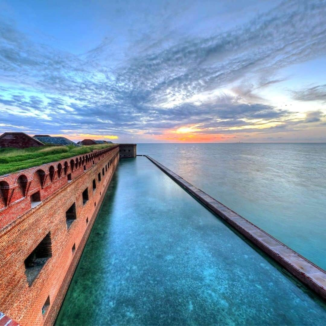 アメリカ内務省さんのインスタグラム写真 - (アメリカ内務省Instagram)「In 1513, Don Juan Ponce de Leon discovered the islands of the Dry Tortugas 70 miles west of Florida. By the time #Florida was acquired by the United States in 1821, military strategists of the young nation already had plans for this vital anchorage. Construction on Fort Jefferson began in 1846, but was hindered by heat, hurricanes, disease and distance. Today, #DryTortugas National Park preserves the fort, as well as the marine ecosystems and island beauty that mesmerize everyone who visits. Photo @DryTortugasNPS by Glenn Gardner, #NationalPark Service. #travel #FindYourPark #usinterior」5月10日 0時20分 - usinterior