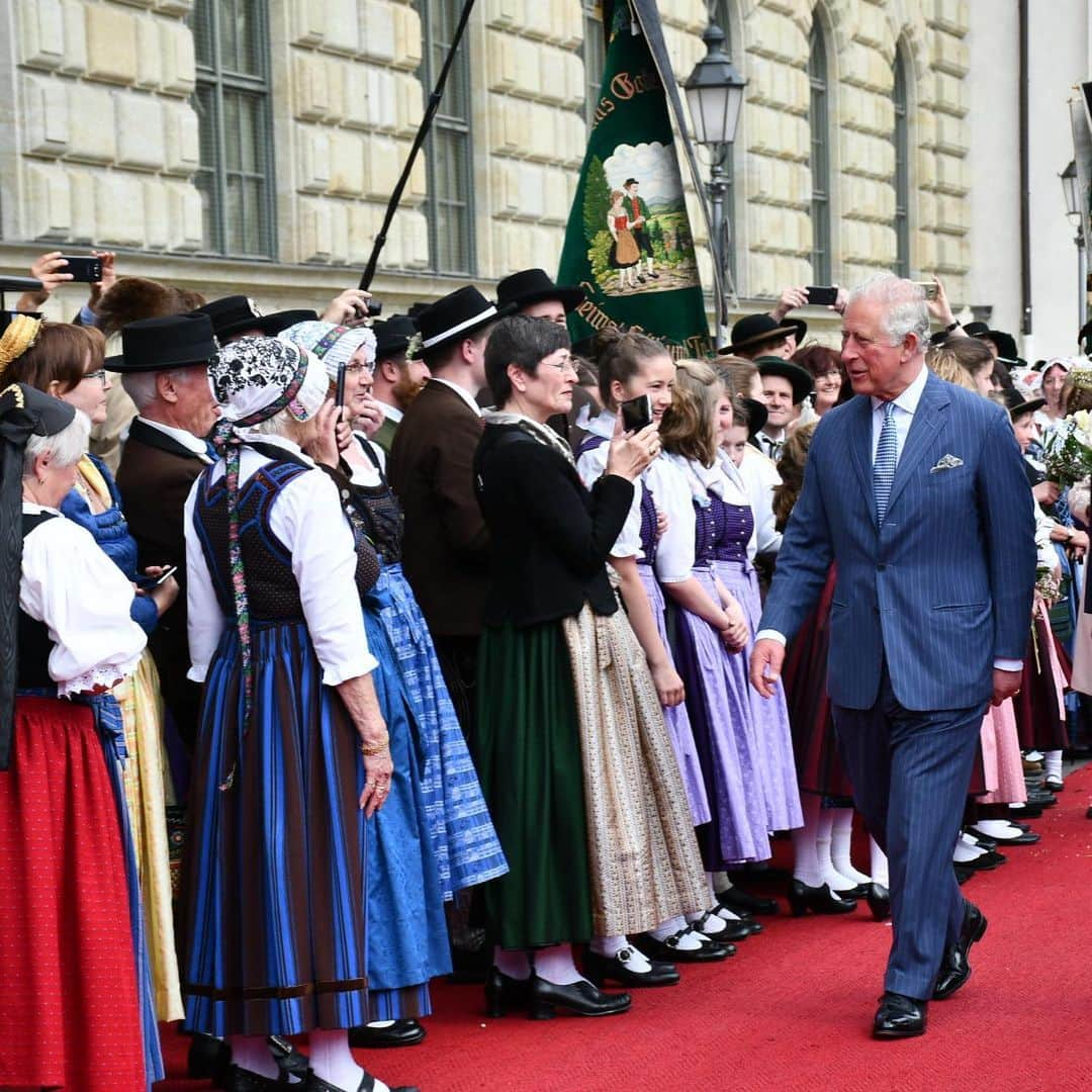 クラレンス邸さんのインスタグラム写真 - (クラレンス邸Instagram)「Grüß Gott aus München!  The Prince of Wales and The Duchess of Cornwall are welcomed to Munich on day three of #RoyalVisitGermany.  Thank you to all those who came out to say hello.」5月10日 0時22分 - clarencehouse