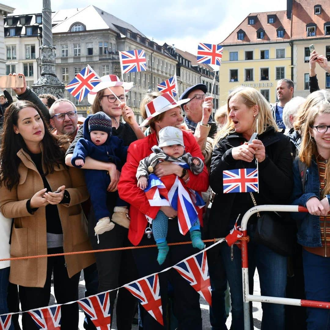 クラレンス邸さんのインスタグラム写真 - (クラレンス邸Instagram)「Grüß Gott aus München!  The Prince of Wales and The Duchess of Cornwall are welcomed to Munich on day three of #RoyalVisitGermany.  Thank you to all those who came out to say hello.」5月10日 0時22分 - clarencehouse