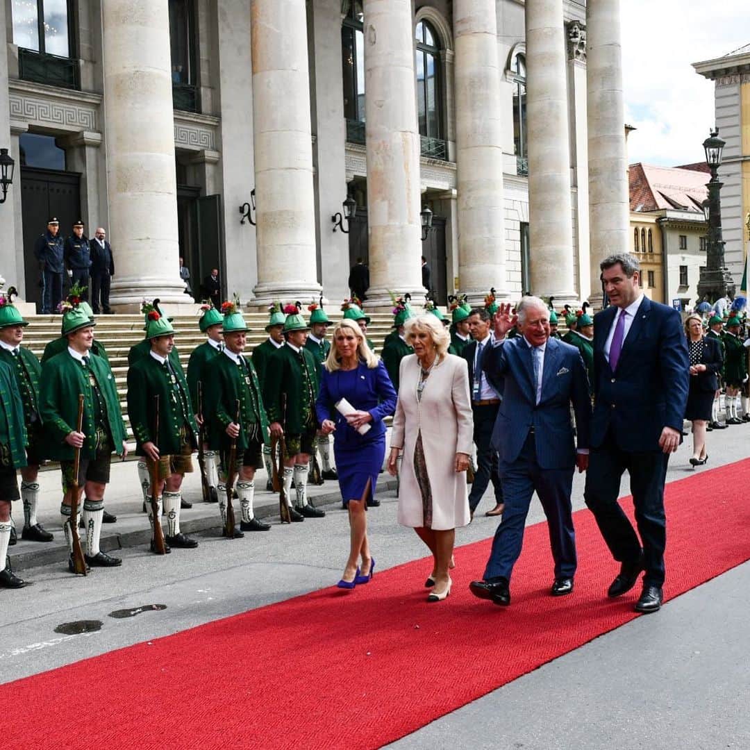 クラレンス邸さんのインスタグラム写真 - (クラレンス邸Instagram)「Grüß Gott aus München!  The Prince of Wales and The Duchess of Cornwall are welcomed to Munich on day three of #RoyalVisitGermany.  Thank you to all those who came out to say hello.」5月10日 0時22分 - clarencehouse