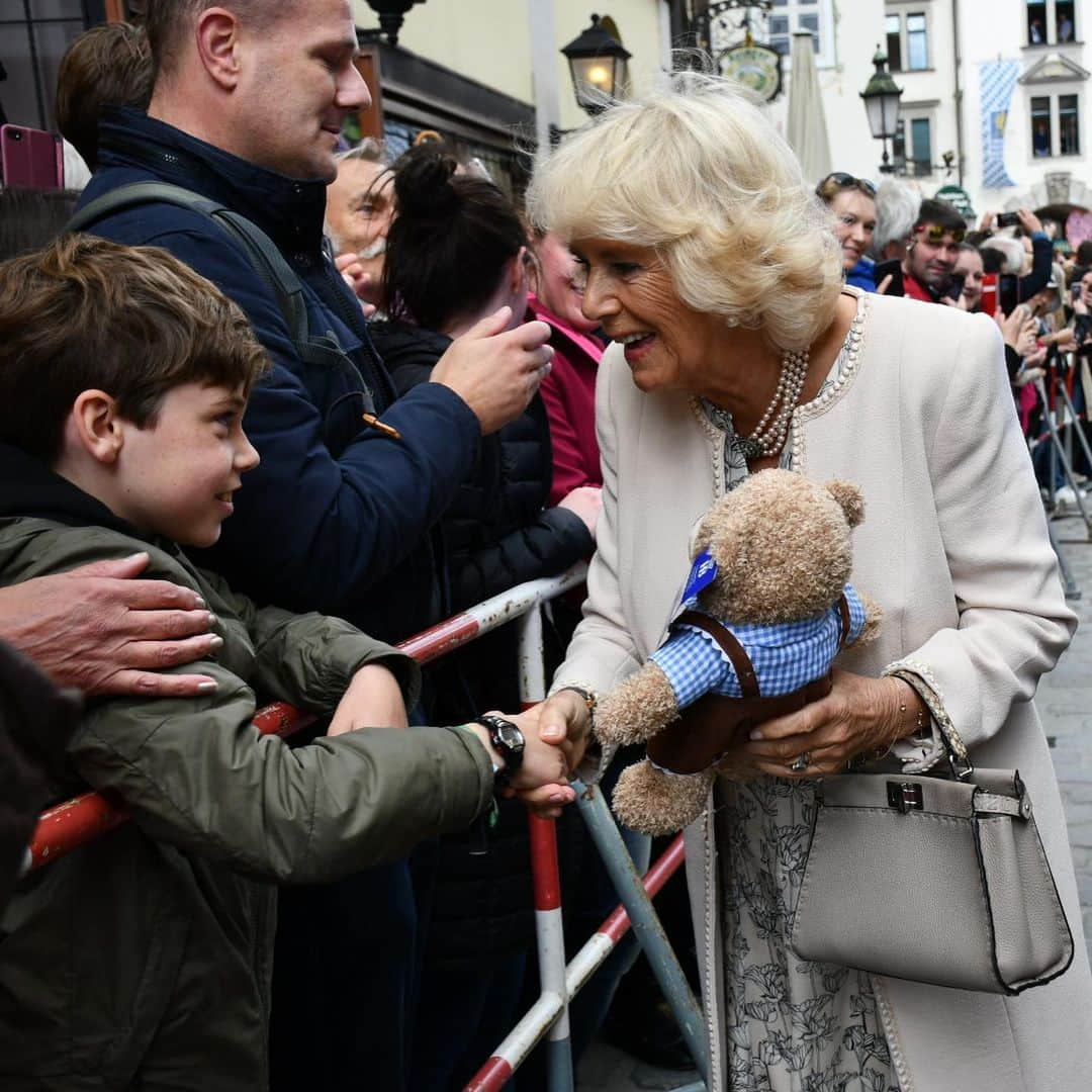 クラレンス邸さんのインスタグラム写真 - (クラレンス邸Instagram)「Grüß Gott aus München!  The Prince of Wales and The Duchess of Cornwall are welcomed to Munich on day three of #RoyalVisitGermany.  Thank you to all those who came out to say hello.」5月10日 0時22分 - clarencehouse