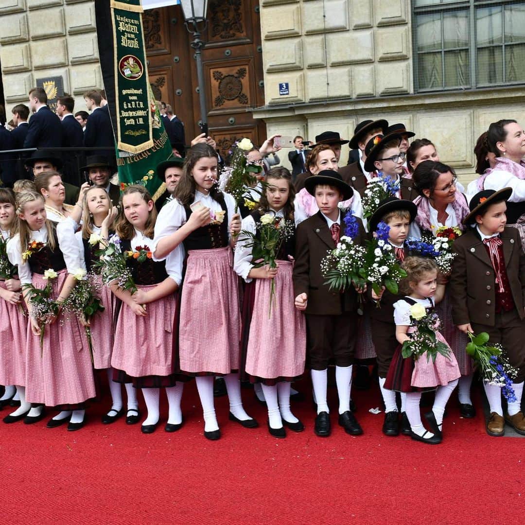 クラレンス邸さんのインスタグラム写真 - (クラレンス邸Instagram)「Grüß Gott aus München!  The Prince of Wales and The Duchess of Cornwall are welcomed to Munich on day three of #RoyalVisitGermany.  Thank you to all those who came out to say hello.」5月10日 0時22分 - clarencehouse