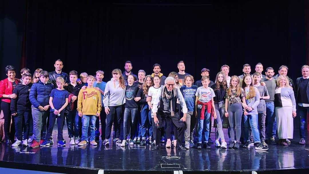 ACキエーヴォ・ヴェローナさんのインスタグラム写真 - (ACキエーヴォ・ヴェローナInstagram)「🎭In scena al teatro Smeraldo di Valeggio sul Mincio lo spettacolo "Metti uno scaligero a cena"! 🥇 Primo premio al Festival #TeatroDellaScuola per i ragazzi del progetto #GiovaniCronisti 💛💙👏👏👏 #ChievoVerona #GiovaniCronisti #Teatro #gialloblù #ragazzi #progetto #theater #spettacolo」5月10日 0時25分 - acchievoverona