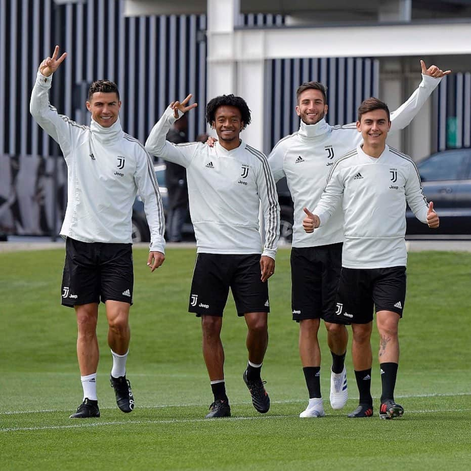 パウロ・ディバラさんのインスタグラム写真 - (パウロ・ディバラInstagram)「Gia pronti per Roma 😆✌🏼👍🏼 🤙🏽.. #juventus  @juventus」5月10日 0時25分 - paulodybala