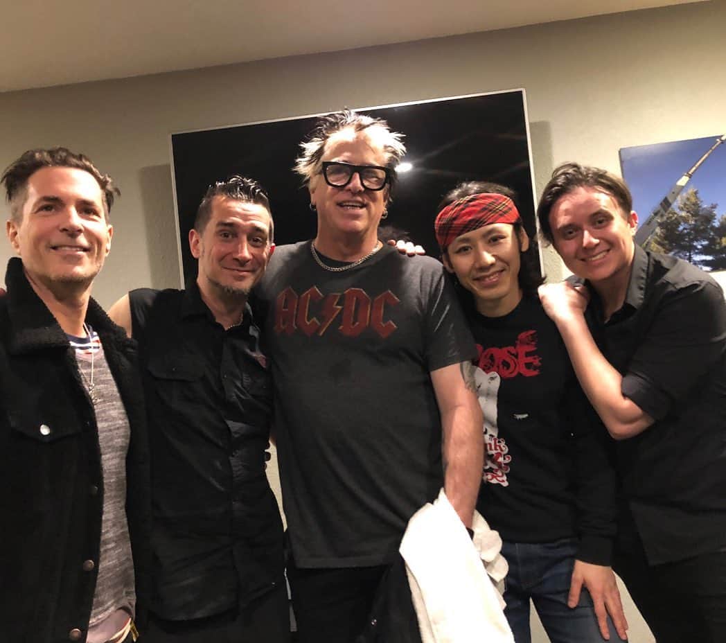 小林尊のインスタグラム：「Dexter wasn’t here so I took his place😚🤩 Thank you @offspring  オフスプリング デクスターいなかったから、かわりにメンバーなったよ✨☠️⚡️🎸」
