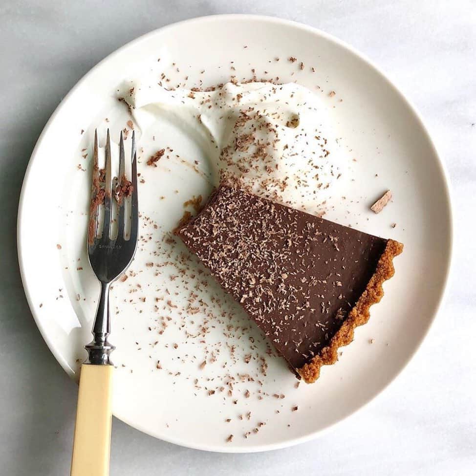 マーサ・スチュワートさんのインスタグラム写真 - (マーサ・スチュワートInstagram)「When you can’t resist taking the first bite before you take the photo. 🙃 Culinary Director @tojo827 whipped up this drool-worthy, anything-but-basic chocolate tart. 😍 The difference maker in his recipe? A chocolate chip cookie crust. 🍪 Grab the full recipe at the link in bio! 👆🏼#regram」5月10日 0時28分 - marthastewart