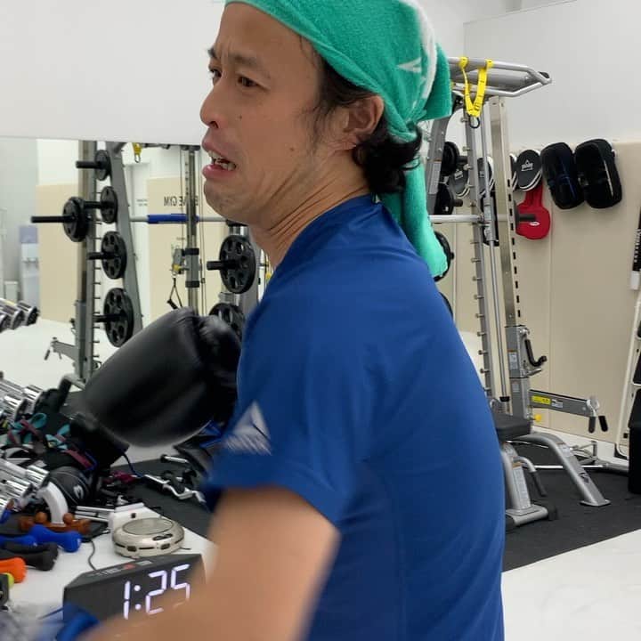 岸本加世子のインスタグラム：「カヨちゃんトレーニング。私の悪口を言う編。🤣#bravegym #芦田崇宏 #やついいちろう」