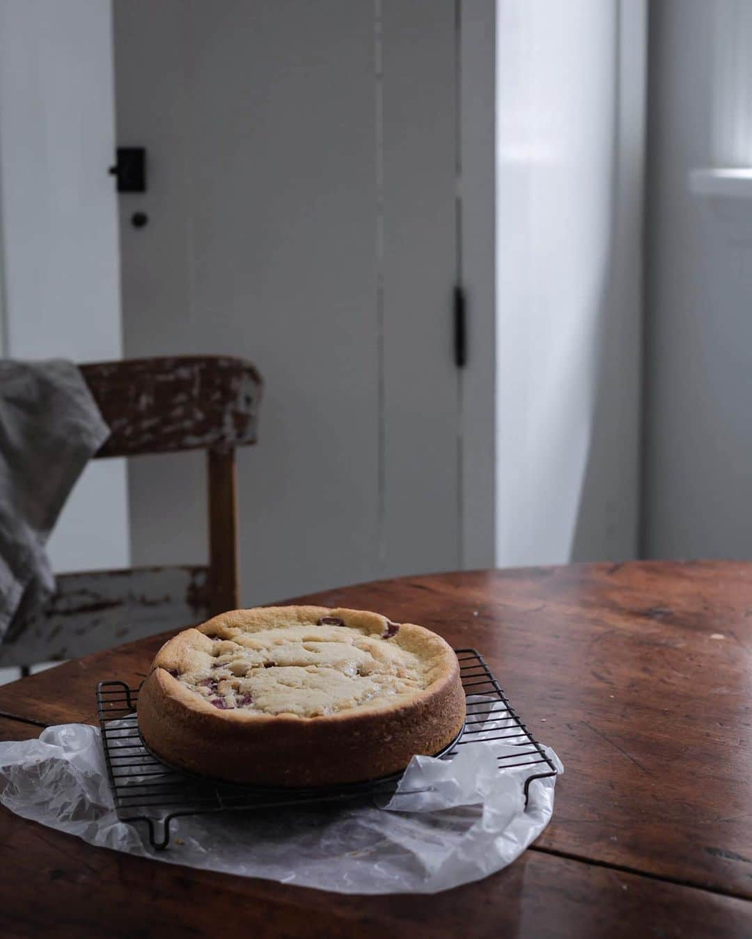 Krissyさんのインスタグラム写真 - (KrissyInstagram)「elegance in the simplicity - its what this beautiful butter cake from @thecooksatelier  is all about (find there recipe in their cook book). here I’ve subbed New England spring rhubarb for the french peaches and given it sprinkle more sugar on top - and it’s nothing short of perfect .  I’ll admit to nibbling at it all morning - it’s just irresistible & while the baby sleeps I am slowly making progress on the city cottage another places I try to apply this philosophy - elegance in the simplicity - it’s an exercise in restraint and not always easy but the yield brings me the utmost joy . . . . . . #thecitycottage #itsthelittlethings #instafood #eattheworld #habitandhome #pursuepretty #poetryofsimplethings #eleganceintheeveryday #morningslikethese #thebakefeed #habitandhome #simplejoys #gatheringslikethese」5月10日 0時30分 - cottagefarm