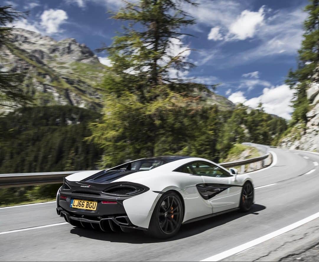 McLaren Automotiveさんのインスタグラム写真 - (McLaren AutomotiveInstagram)「With the windows down, the cockpit was filled with the scent of pine and mountain air. The twin-turbo V8 provided the soundtrack. End of story. #McLarenAdventures.」5月10日 0時32分 - mclarenauto
