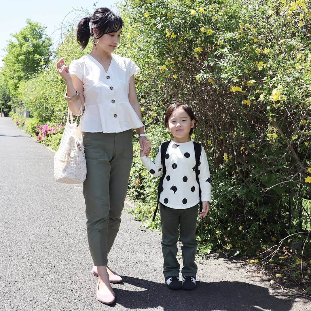Eri Satoのインスタグラム：「offwhite×khakigreenコーデ  tops: @titivatejp pants @edist.closet bag: @daiso_official shoes: @outletshoes_official 👦 tops: @coucou_manon · 前picのリンクコーデ💑 · この日はGWで 息子と娘を連れて 四谷三丁目の消防博物館へ 息子は新幹線派 w🚅 なので多分そこまで消防車には興味はないのだけど😅、 楽しんでくれたみたいなので良かった😂 無料だから消防車好きな子を持つパパママはぜひー🚒✨ blogも書いてるので @satoeri626 のトップのURLから見てね👀 · #titivate#ティティベイト#フレンチスリーブペプラムブラウス#stylepoint #style#fashion#ootd#outfit #code#coordinate#style#stylepoint#instafashion#instagood#instalike#ファッション#コーディネート#コーデ#プチプラ#プチプラコーデ #今日の服#今日のコーデ#ママコーデ#パンツコーデ#シンプルコーデ#春コーデ#通販#ブラウス#親子リンクコーデ愛好家#リンクコーデ#消防博物館#消防車」