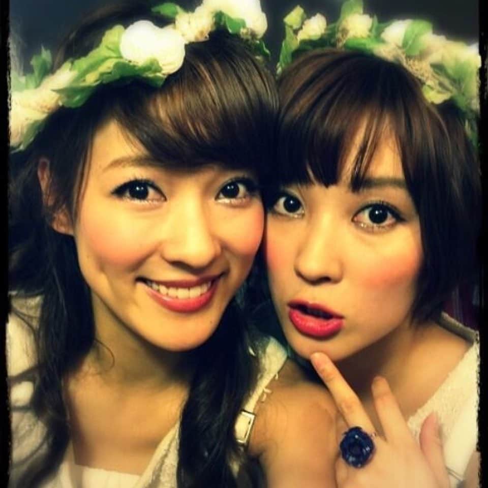 奈津子さんのインスタグラム写真 - (奈津子Instagram)「【重大発表】双子の妹の亜希子がノンフィクション作家として「アイドルやめました。AKB48のセカンドキャリア(宝島社)」を出版します。 ・ 私たち双子も在籍していた48グループ出身で、現在は保育士やバーテンダー、ラジオ局員、振り付け師など、芸能ではなく一般のお仕事に転向された元メンバーの方々に、取材させていただいてます。 ・ 「アイドル」と「会社員」を経験した亜希子ならではの目線で切り取られた、取材対象者の方々のひた向きさや熱い想い、決断力はきっと芸能界に携わらない方々でも生きる上でのヒントが隠されていると思うのです😊 ・ 発売は5/23です。Amazonさんでは予約が開始されてますし、書店さんでもお手に取っていただけると嬉しすぎます🥰 ・ 私自身もアイドル卒業後は、在籍時代よりもおしりに火がついたというか「このままじゃ終われないんだよおおおおおお」って随分と叫び散らしながら毛穴むき出しでギラギラと生きてきました、本当に生きていくために必死で。 ・ いまでもそれは変わりませんが、少し冷静になったので、この本を読みながら、同じ境遇を経験した彼女たちの人生にじっくりと思いを馳せてみたいと思います✨ ・ それにしてもアイドル時代、妹がルポライターデビューするとは思わなかった😳(スワイプしてね ・ #book #akb48 #idol #家電 #家電好き #家電女優 #東京 #奈津子 #アイドル #セカンドキャリア #宝島社 #大木亜希子 #新刊 #読書 #アイドルやめました。」5月10日 11時26分 - natsuko_kaden
