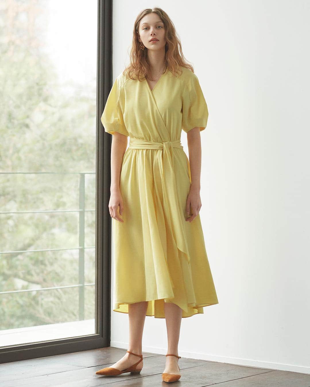 EPOCAさんのインスタグラム写真 - (EPOCAInstagram)「Dress Campaign 2019 5.8 wed - 14 tue . . さらりと纏うだけで洗練されたスタイルが完成するドレスは、夏に欠かせないアイテム。 色鮮やかなレモンイエローのドレスや編みのテクニックを駆使したモダンなニットドレスなど、多彩なラインナップをお楽しみください。 . . POINT PRESENT 会期中のお買い上げ金額に応じてSANYO MEMBERSHIPポイントをプレゼントいたします。 税抜30,000円以上 → 1,500ポイント 税抜50,000円以上 → 2,500ポイント 税抜70,000円以上 → 3,500ポイント 税抜100,000円以上 → 5,000ポイント ※ポイントは5/20（月）に付与され、使用期間は5/21（火）〜6/30（日）です。 ※ポイント値引き分は対象外となります。 ※EPOCA公式サイト、SANYO iStoreでのお買い物は対象外となります。 . . #epoca#fashion#summer#dress#campaign#エポカ#ドレス#ワンピース#キャンペーン」5月10日 10時13分 - epoca_official