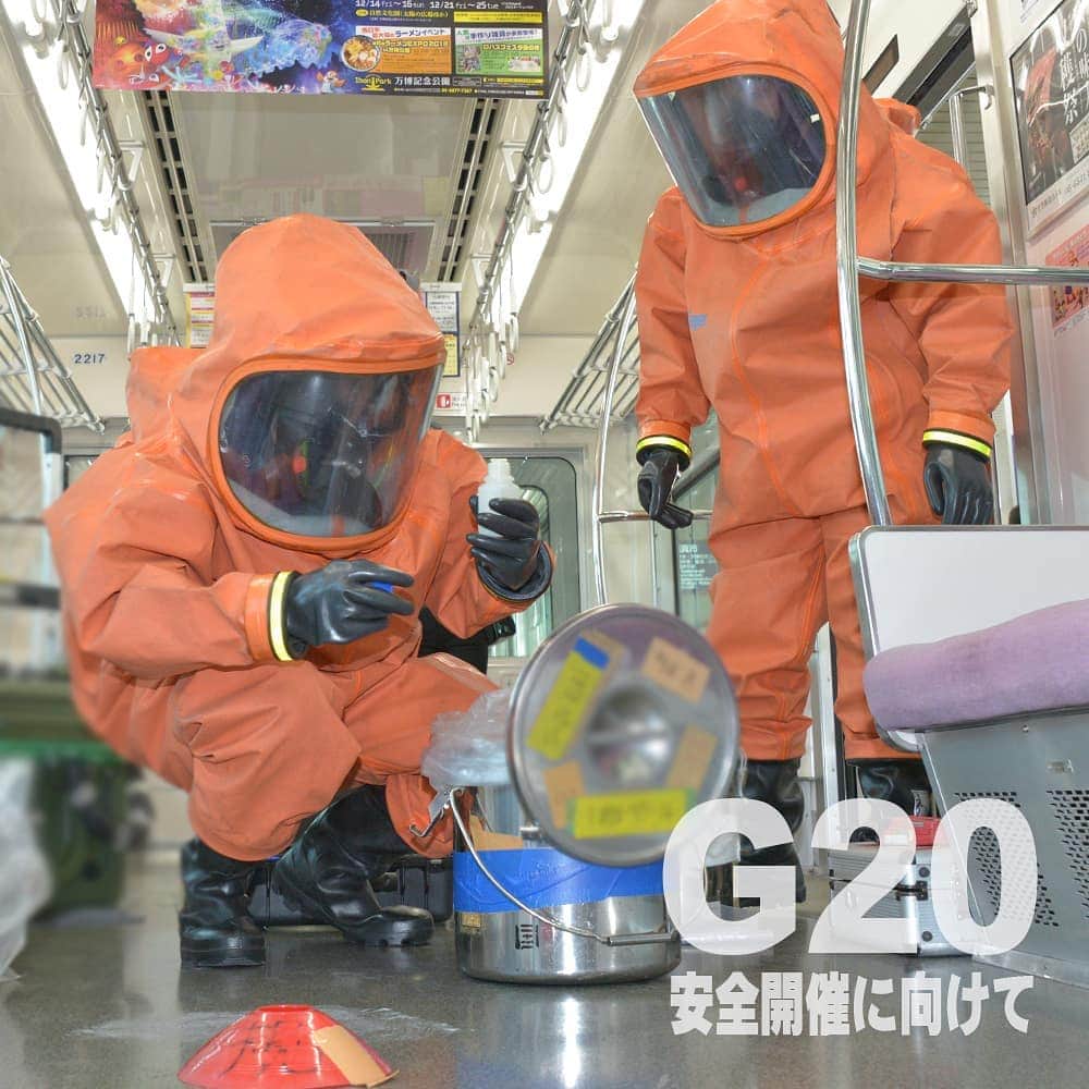 大阪府警察さんのインスタグラム写真 - (大阪府警察Instagram)「【組織一丸で安全開催を目指すG20大阪サミット警備にご協力を！】 『生物化学テロ事件に対応するNBC初動措置班』 G20大阪サミット警備期間中における生物化学テロ事件発生に備えて、NBC初動措置班が、常時厳重な警備態勢を敷いています。  #大阪府警察公式#警察官#G20大阪サミット#機動隊#NBC#生物化学テロ」5月10日 10時07分 - fukei_koho