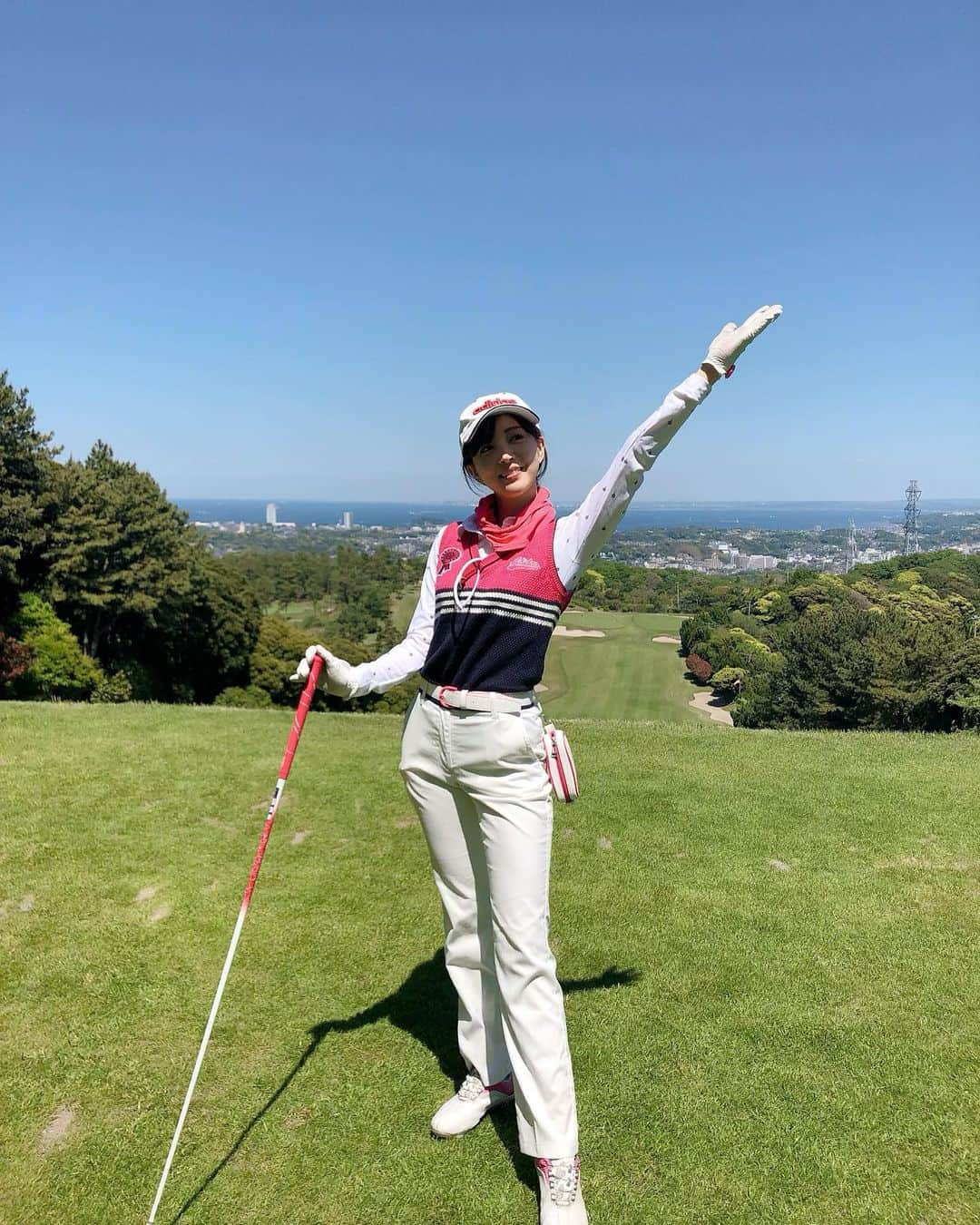 麻亜里さんのインスタグラム写真 - (麻亜里Instagram)「天気良い〜🧡 海も富士山も見える🥺 なるべく日焼けしたくないからパンツスタイルが多いです✨ ヨガインストラクターになってから、スキーもゴルフも急成長。やはりスポーツは体幹が大事🧘‍♀️ . #ゴルフ #ゴルフ女子 #ゴルフウェア #ベストは116 #アプローチ苦手 #adidasgolf #葉山 #葉山国際カンツリー倶楽部」5月10日 10時09分 - maari.0108