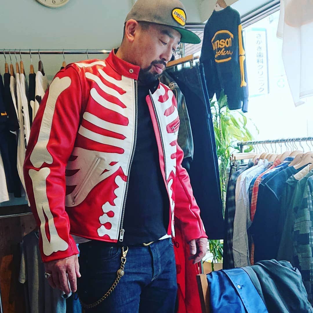 武蔵さんのインスタグラム写真 - (武蔵Instagram)「この赤のVANSON買おうかな～。 派手かな～。 買ってもあんまり着ない気もするな～  でもかっこええな～  どう思います？  #武蔵 #backdrop  #渋谷 #vanson  #leatherjacket  #riders」5月10日 10時21分 - musashi_k1karate