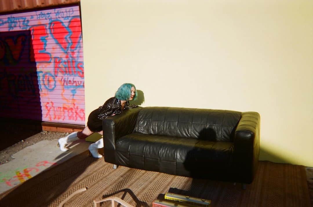 HEY VIOLETのインスタグラム：「when u can’t afford to hire movers」