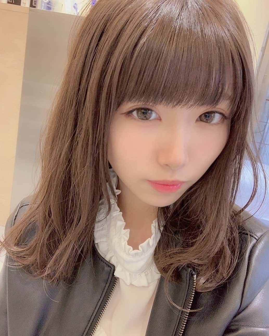 百合香（yurika）のインスタグラム：「表参道のTHE GLOBESさんにてカラーカットして頂いたときのです！ 暗めだったのですがとても色が綺麗で素敵にして頂きました！ #theglobes #ブリーチなし」