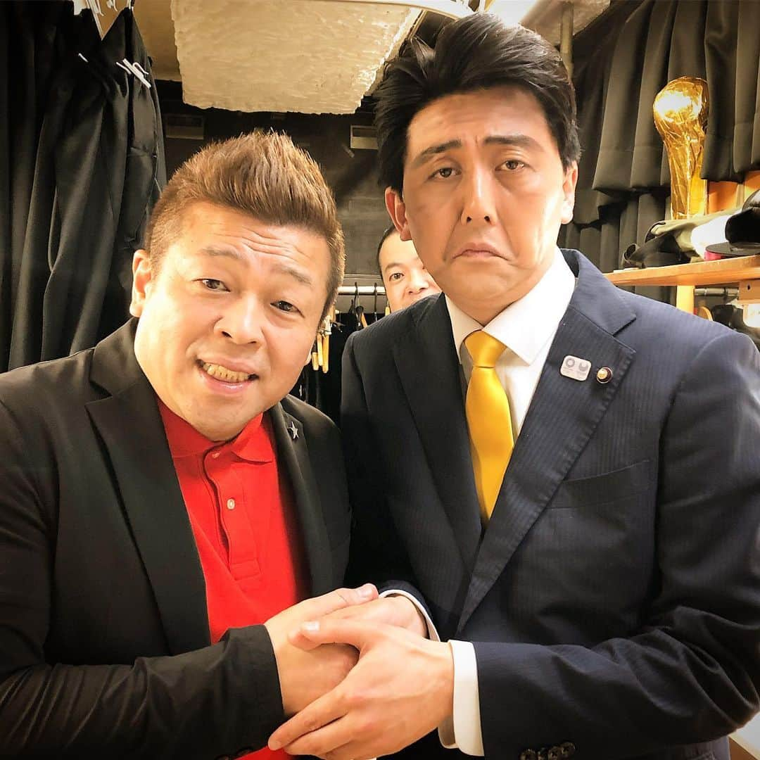 佐竹正史さんのインスタグラム写真 - (佐竹正史Instagram)「先日、古賀シュウさんと握手をさせて頂きました🤝✨ ラジオにも呼んで頂いております大好きな先輩。ご近所さんでなくなったのでキサラ終わり気軽に飲みに行けなくなっちゃったなぁ😢 またご一緒出来る事を楽しみにしております🎌 . . . #本日の首相と握手 #古賀シュウ #なぎら健一 #武田鉄矢 #神取忍 #激似 #新宿 #そっくり館キサラ #ものまね #モノマネ #ショーパブ  #安倍晋三 #安倍総理 #ビスケッティ佐竹  #japan #japanese #japaneseculture #japanesecomedian #primeminister #shinzoabe #impersonator #yolo #instajapan  #instalike #instadaily  #佐竹オススメンバー #お笑い好きな人と繋がりたい #ものまね好きな人と繋がりたい」5月10日 10時41分 - sataketty