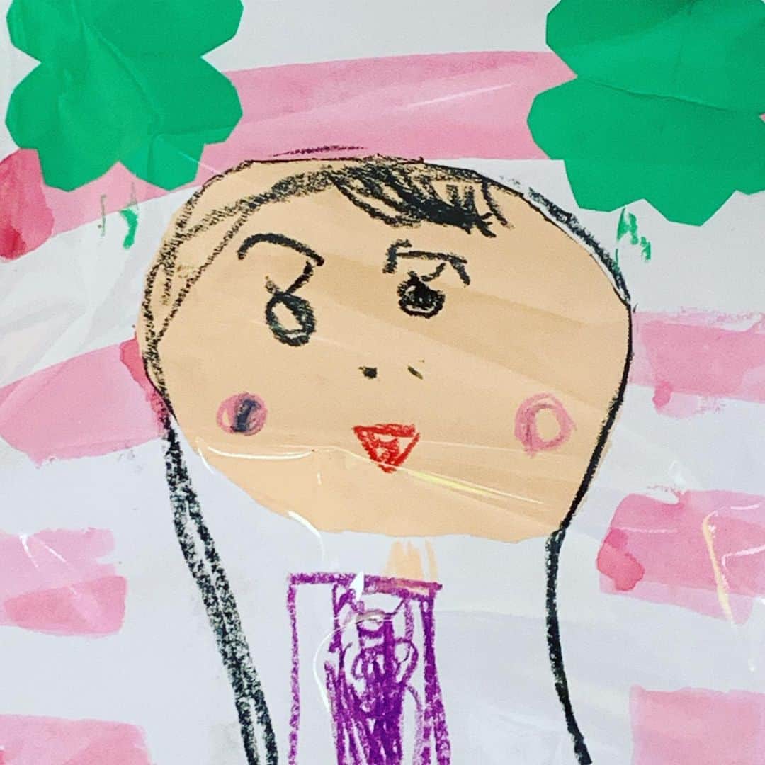 都竹悦子さんのインスタグラム写真 - (都竹悦子Instagram)「市内のスーパーで展示されている、母の日の似顔絵。  お母さん、美人に描いてもらって幸せ！ こんな笑顔でニコニコ過ごしたいな(o^^o)  #ピュア高山 #市内幼稚園 #市内保育園 #年長さんの作品がずらり #5歳5ヶ月 #母の日 #似顔絵 #それより #髪の毛薄くないかい」5月10日 10時45分 - etsukotsuzuku