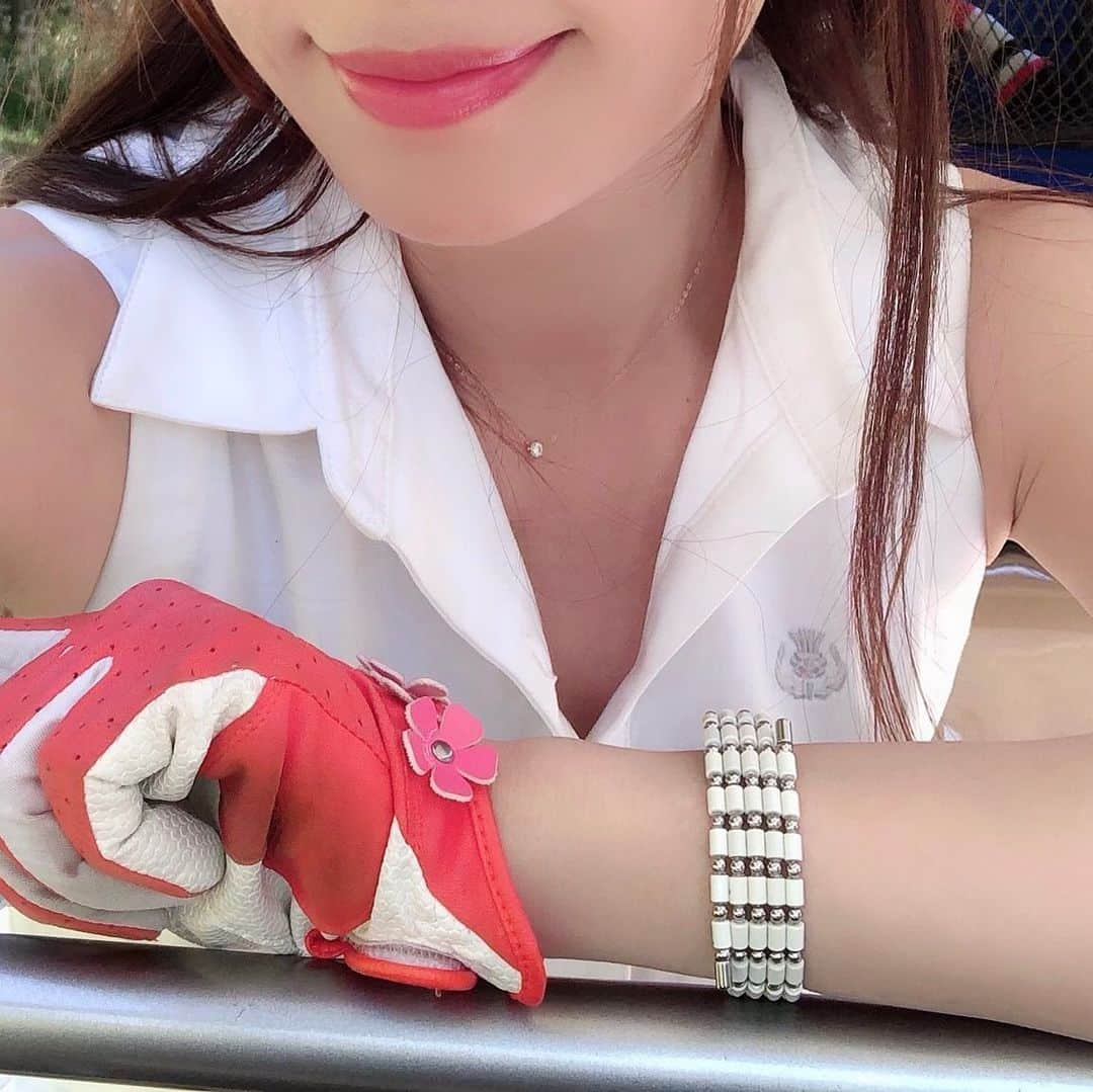 高橋としみさんのインスタグラム写真 - (高橋としみInstagram)「ゴルフシーズン⛳️✨ 久しぶりの更新だけど 元気でーす😆✨✨ . 今日は暑いくらいと聞いたので 今年初のノースリーブでゴルフ🏌️‍♀️ . 令和から使い始めた#コアフォース 付けてるだけで体幹が整えてくれるアイテム 多くのアスリートも愛用中なんだって オシャレで高級感あるから 普段使いもできそう🥺❤️ . 黒もカッコいいから ここから見てみて✨ @coreforce.official  ウェアは @standrews_jp ✨ . #ゴルフ#ゴルフ女子#体幹#COREFORCE#pr #セントアンドリュース#standrews」5月10日 10時47分 - toshimi_1002