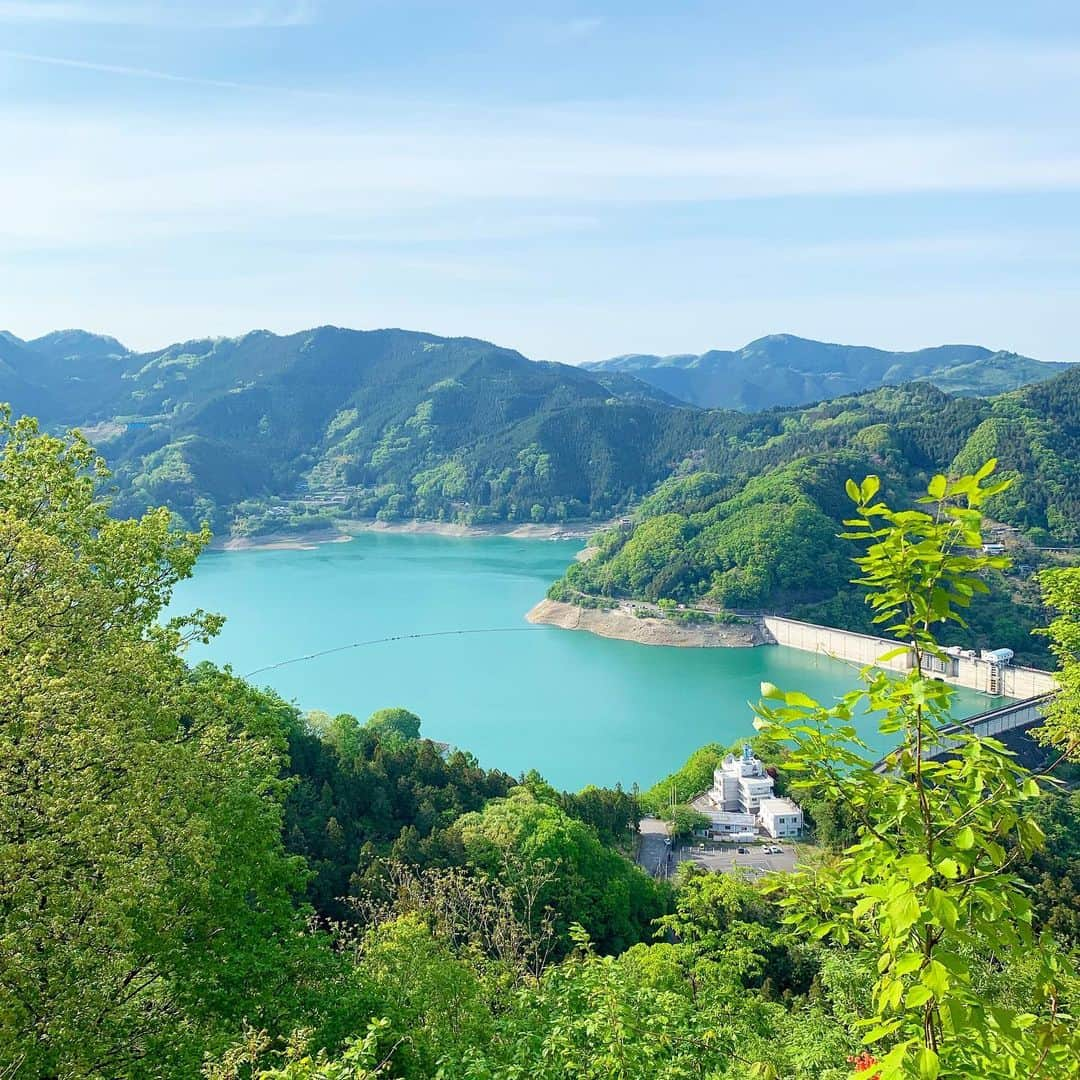 奥山夏織さんのインスタグラム写真 - (奥山夏織Instagram)「たまには景色の写真でも🤳✨ ・ 先日#城峯公園 で#BBQ をした時に見えたダムの絶景💓ダムの水がエメラルドグリーンでとっても綺麗でしたー☺️ ・ BBQは地元の友達が本格的なセットを持ってきてくれてたから本当に感謝🙏お洒落で素敵なBBQができました❣️運転もたくさんありがとー🙋‍♀️✨ ・ 本当は別のところでBBQをする予定でしたが、秩父が混みすぎて急遽変更❣️そのお陰で穴場スポットに出会えて良かった☺️景色も良くて屋根も付いてて色々グッズも貸してくれるので、おすすめスポットですよ♪ ・・・ #BBQ #群馬BBQ #ダム #群馬ダム #絶景 #バーベキュー #GW #おススメBBQ会場 #ローストビーフ #お得意のローストビーフ #作るの何回目だろう#城峯公園 #城峯公園キャンプ場」5月10日 10時57分 - okuyama_kaori