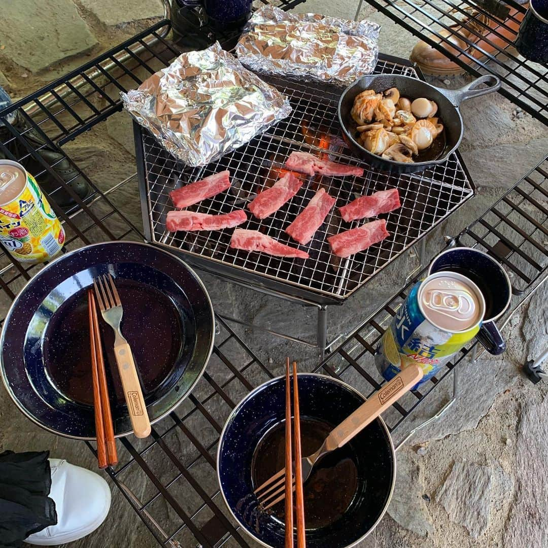 奥山夏織さんのインスタグラム写真 - (奥山夏織Instagram)「たまには景色の写真でも🤳✨ ・ 先日#城峯公園 で#BBQ をした時に見えたダムの絶景💓ダムの水がエメラルドグリーンでとっても綺麗でしたー☺️ ・ BBQは地元の友達が本格的なセットを持ってきてくれてたから本当に感謝🙏お洒落で素敵なBBQができました❣️運転もたくさんありがとー🙋‍♀️✨ ・ 本当は別のところでBBQをする予定でしたが、秩父が混みすぎて急遽変更❣️そのお陰で穴場スポットに出会えて良かった☺️景色も良くて屋根も付いてて色々グッズも貸してくれるので、おすすめスポットですよ♪ ・・・ #BBQ #群馬BBQ #ダム #群馬ダム #絶景 #バーベキュー #GW #おススメBBQ会場 #ローストビーフ #お得意のローストビーフ #作るの何回目だろう#城峯公園 #城峯公園キャンプ場」5月10日 10時57分 - okuyama_kaori