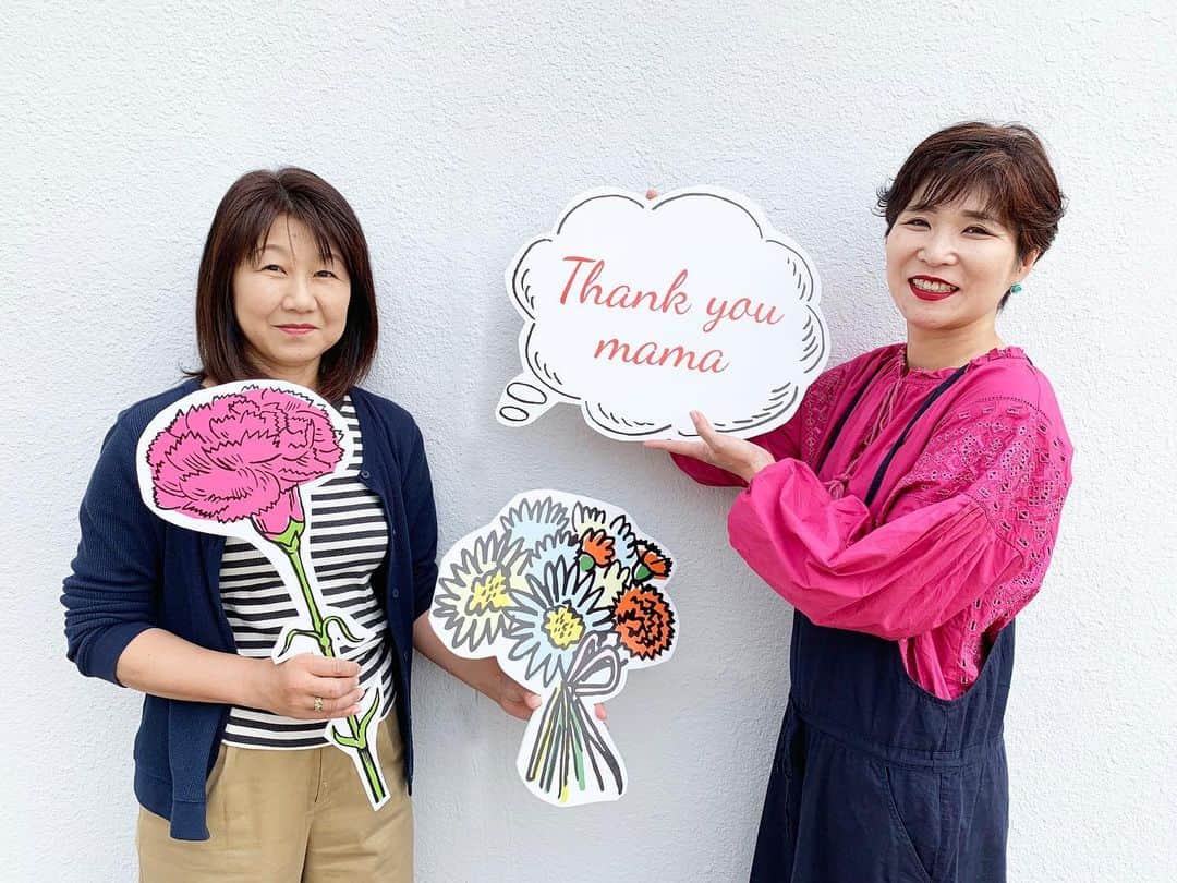 EINSHOP／アインショップさんのインスタグラム写真 - (EINSHOP／アインショップInstagram)「【朝市／ウェルネスパーク】﻿ 5月11日（土）9時から15時﻿ カーネーションで撮影を﻿ ﻿ こんにちは、えりです。明日の朝市はウェルネスパークで開催します。﻿ 明後日、12日（日）は母の日ですね。﻿ そこでちょっとした撮影アイテムを作ってみました。﻿ ﻿ ウェルネスの会場は緑がとってもきれいです。﻿ お母さんはもちろん、お子さんが持っても男性がもっても良い写真が撮れると思います。﻿ ﻿ 撮影したら、 #オープンデパート朝市 ﻿ のハッシュタグをつけて投稿してくださいね〜！﻿ ﻿ 場所：加古川市東神吉町天下原370 ※無料駐車場あり . . #加古川カフェ #foodmarket #マーケット #フードマーケット #オリジナル #朝市#青果 #採れたて #暮らし #アウトドア #イベント #コーヒー豆 #オープンデパート#加古大池 #coffee #オープンデパート朝市 #おいしい朝食 #外で朝食を味わう #オープンデパート #ペットok #新鮮野菜 #地元野菜 #近郊野菜  #加古川朝市」5月10日 10時49分 - 634asaichi