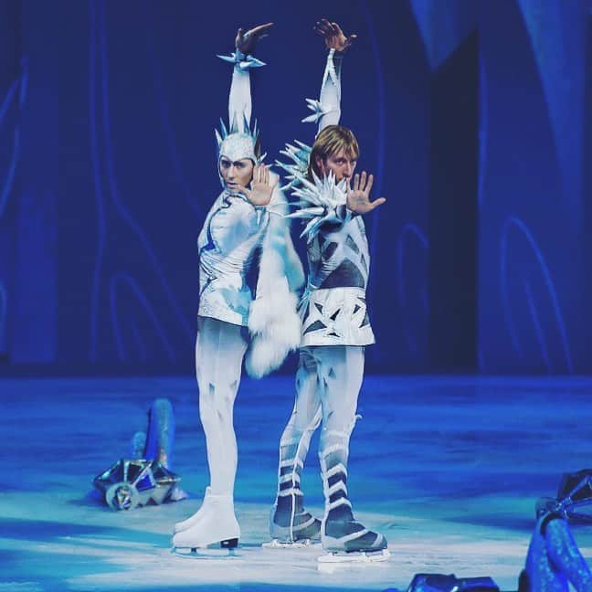 ジョニー・ウィアーさんのインスタグラム写真 - (ジョニー・ウィアーInstagram)「One of the happiest shows I’ve ever been a part of & I got to skate with one of my heroes, @plushenkoofficial. | #снежныйкороль #snowkingbyplushenko  #throwbackthursday」5月10日 10時54分 - johnnygweir