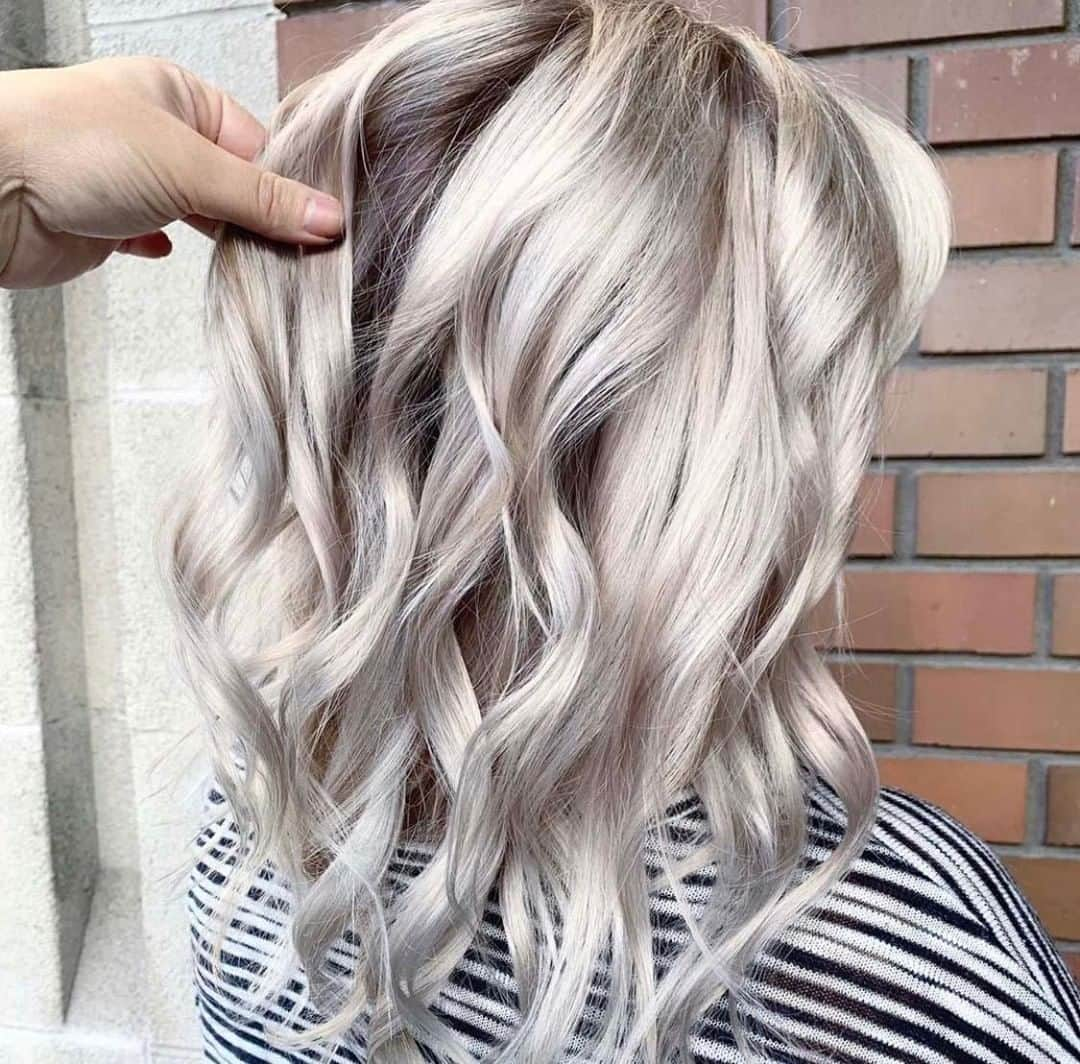 CosmoProf Beautyさんのインスタグラム写真 - (CosmoProf BeautyInstagram)「Our Platinum Blonde #hairoftheday goes to @hairpaintingbygiovanna for this rooted blondie who received a full head of highlights using @guytang_mydentity #Magnum8, Pearl Express Toner and @olaplex, created with the help of @framar tools --- 👇 Rules Below!👇 1️⃣Tag your photo #PlatinumHOTD #cosmoprofbeauty #licensedtocreate 2️⃣Post a photo of your hair color against an uncluttered background 3️⃣Mention any products used to color or style the hair --- #repost #hairpaintingbygiovanna #platinumhair #perfectlyplatinum」5月10日 11時00分 - cosmoprofbeauty