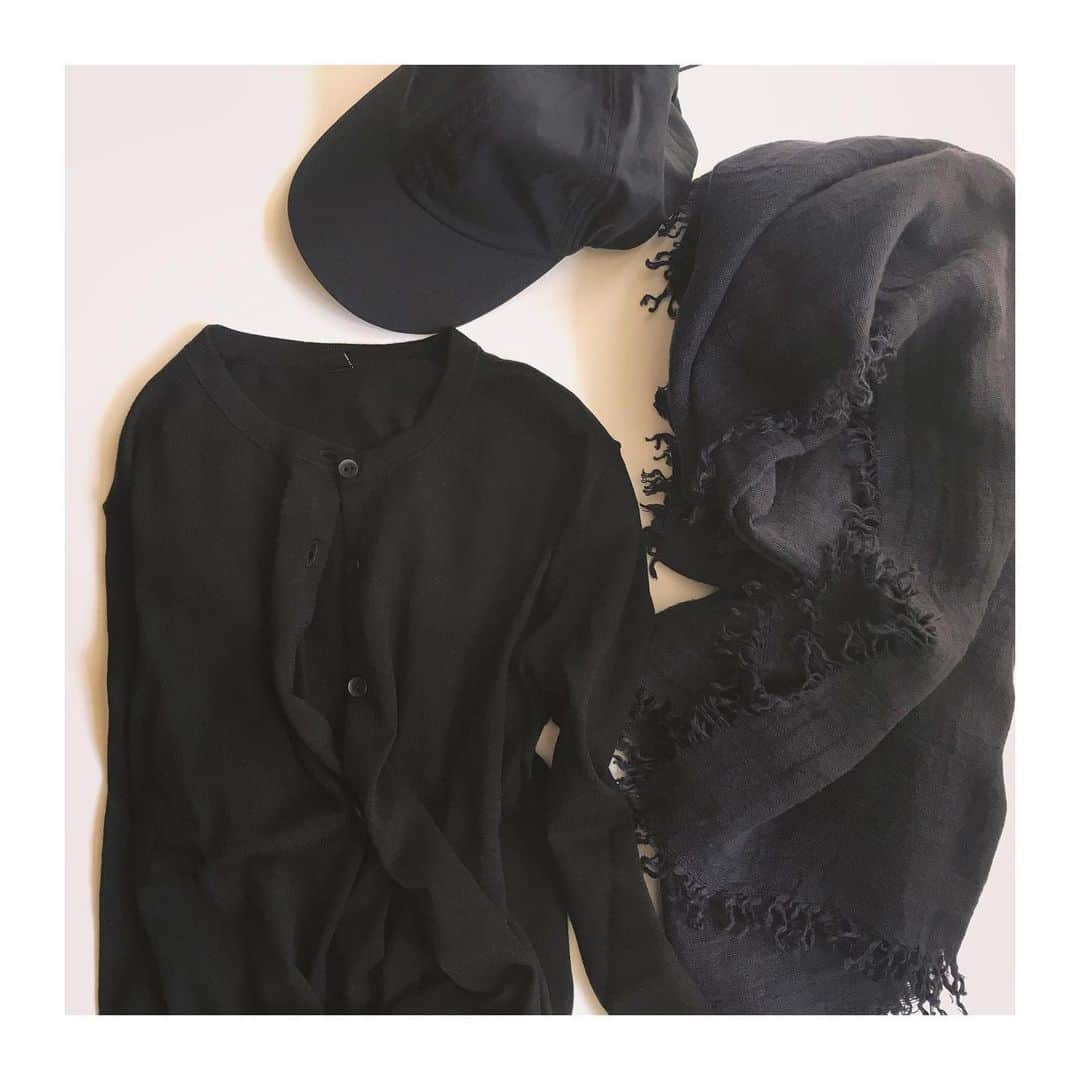 のインスタグラム：「. 真夏の日焼け&冷房対策に。 . 今年はベージュトーンのお洋服に合わせるのにダークカラーをチョイス。 . プールや公園で活躍間違いなし！なキャップは、ポリエステル素材で軽くて蒸れないし、濡れてもすぐに乾く🙆‍♀️ このブランド水着もすごくかわいい👙 . 毎年定番UVカットのカーディガンは少し大きめのLサイズに。UVだけど、私は電車内やお店の中の冷房対策用にバッグに忍ばせておくことが多いです。 . リネンストールは去年買ったものより薄手のタイプを。軽いのに、肩から羽織っても首に巻いても程よいボリューム感。深めのネイビーが大人っぽくてお気に入り。 . キャップ…#nagonstans  カーディガン…#uniqlo ストール…#asaucemeler #ronherman . #wakamesfavorite #日焼け対策 #冷房対策 #ママコーデ」