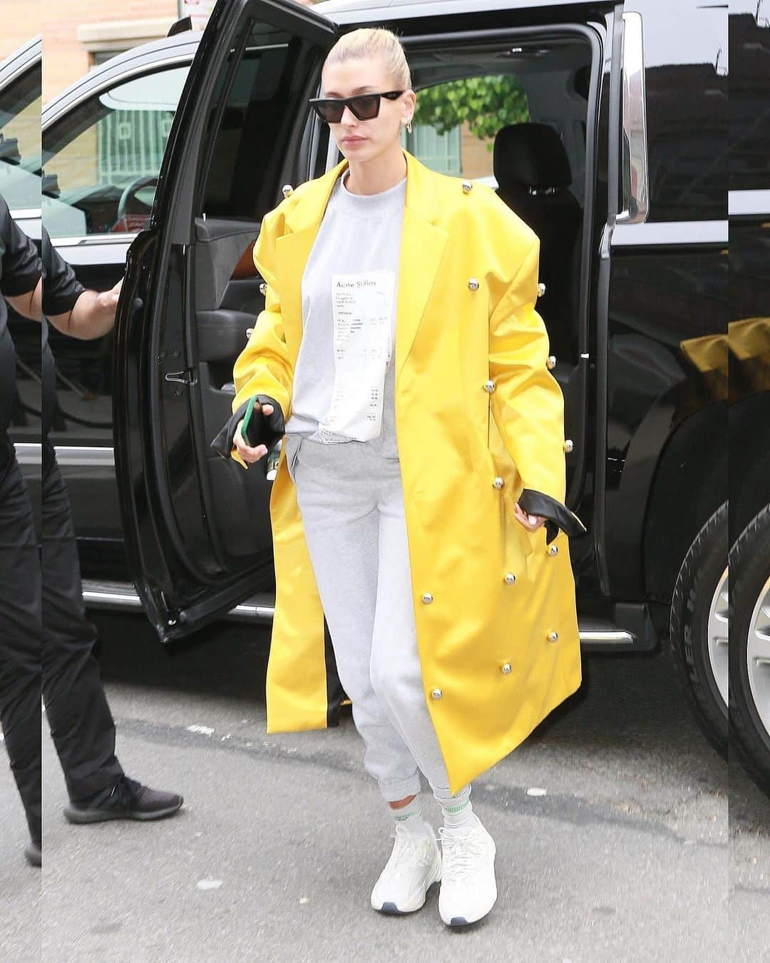 Just Jaredさんのインスタグラム写真 - (Just JaredInstagram)「@haileybieber kisses husband @justinbieber goodbye before heading their separate ways for the day in New York City.  #JustinBieber #HaileyBieber Photos: Backgrid」5月10日 11時14分 - justjared