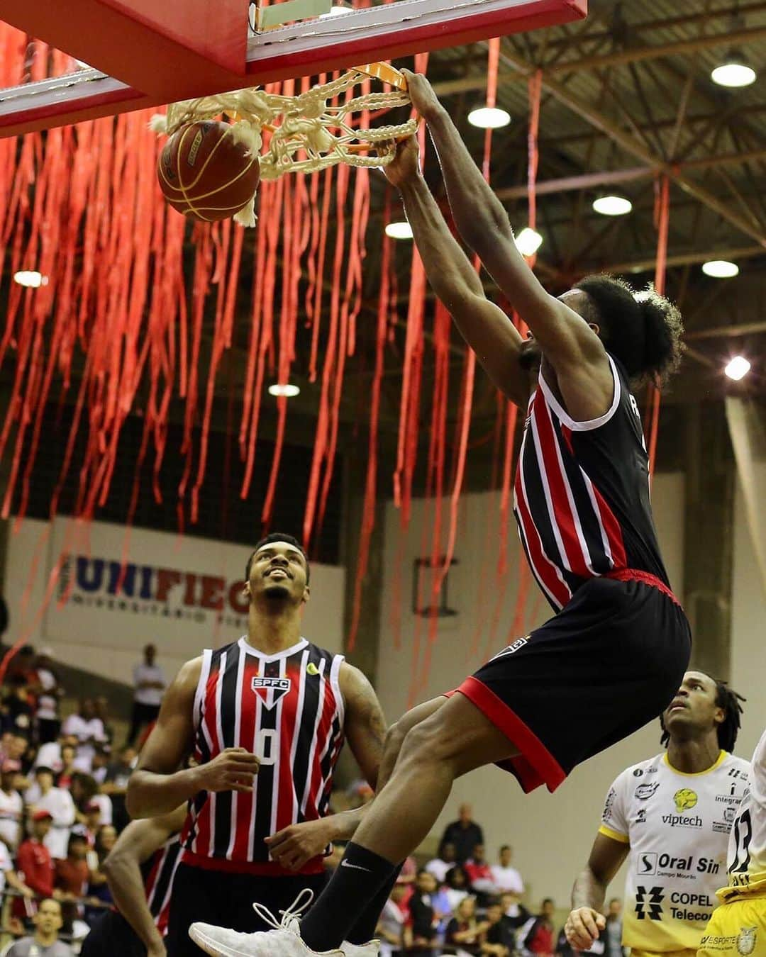 São Paulo FCさんのインスタグラム写真 - (São Paulo FCInstagram)「🏀 O sorriso do @3jao4 resume o sentimento de quem vê uma enterrada do @and_rd! #BasqueteTricolor #VamosSãoPaulo 🇾🇪 ‪⠀⠀⠀⠀⠀⠀⠀⠀⠀‬ ‪📸 Rubens Chiri / saopaulofc.net‬」5月10日 11時08分 - saopaulofc