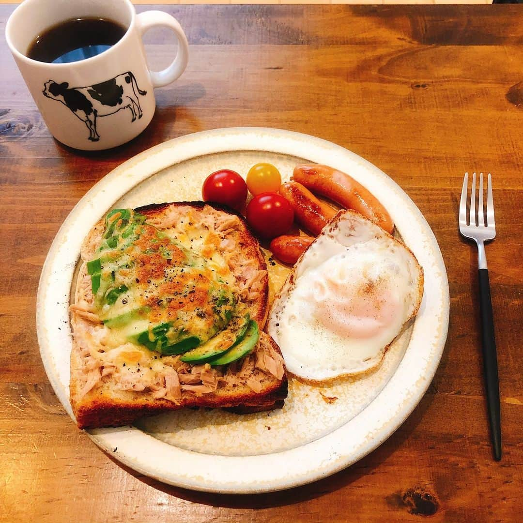 黛英里佳さんのインスタグラム写真 - (黛英里佳Instagram)「ある日の朝ごはん  全粒粉パンのアボカドツナトースト ウィンナー 目玉焼き ミニトマト コーヒー  1番好きな感じの朝ごはん😋  朝からしっかり食べましたがなんだか最近風邪気味です😅 皆さんも体調気をつけてくださいね😌  #朝ごはん#トースト」5月10日 11時09分 - erikamayuzumi_official