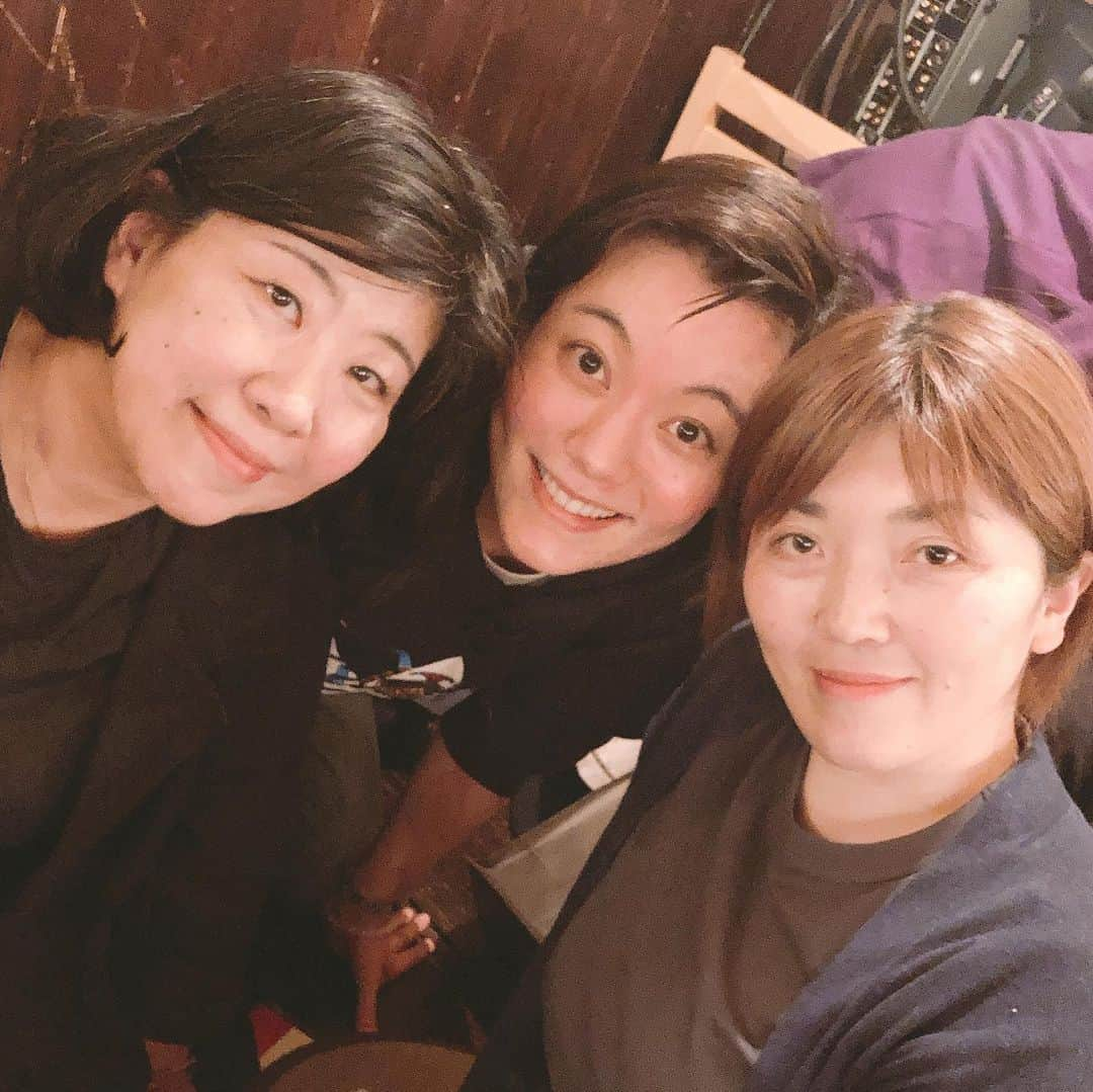 鈴木杏さんのインスタグラム写真 - (鈴木杏Instagram)「昨夜は、吉本ばななさんとEIJIさんのトークショーに、こえ占いちえこちゃんが連れていってくれました😊(文字だけでも既にすごく濃厚😂😂😂)ケラケラ笑いながら、いいお話をたくさん聞けて、最高の時間でした🌈🌈🌈みんな一生懸命に生きている。それってとても愛おしいことだなぁ🥰🥰🥰 #吉本ばなな さん #EIJI さん #こえ占いちえこ ちゃん #晴れたら空に豆まいて #トークショー #浄化 #ヒーラー  #即待ち受け決定 #うれしい時間 #エネルギーチャージ #本当に大切なものは目に見えない」5月10日 11時18分 - anne.suzuki.official